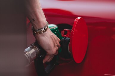10 лайфхаков, которые помогут сэкономить на бензине