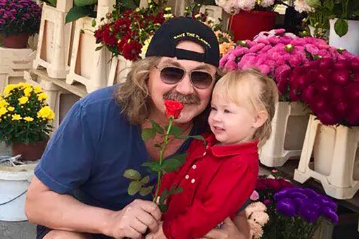 «Она хорошая актриса»: Игорь Николаев показал, как его трехлетняя дочь танцует под Led Zeppelin