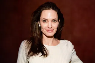 Мечта минималиста: как повторить «облачный» маникюр Анджелины Джоли в домашних условиях