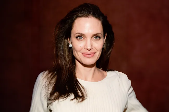 Мечта минималиста: как повторить «облачный» маникюр Анджелины Джоли в домашних условиях