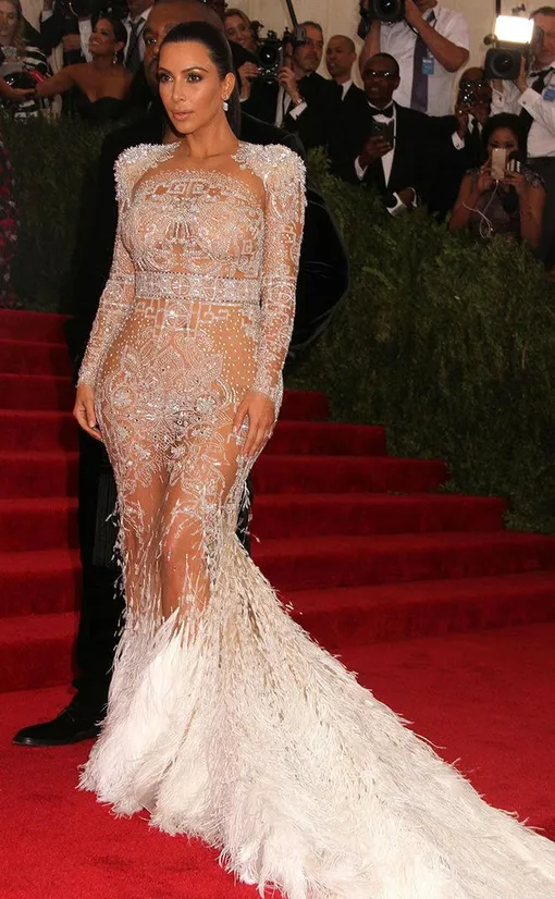 10 самых откровенных платьев Ким Кардашьян: неожиданный вырез и другие фишки