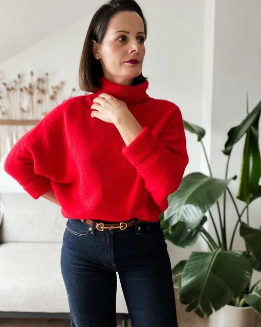 Красный пуловер и джинсы