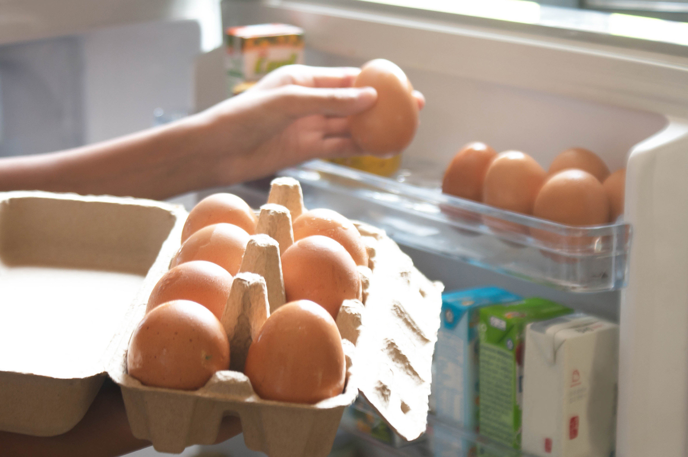 Почему сырые яйца нельзя хранить в холодильнике. Яйца в холодильнике. Хранение яиц в холодильнике. Яйца на полке холодильника. Хранение яиц в холодильнике на дверце.