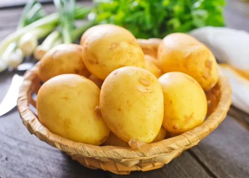 На салат картофель лучше варить в кожуре, закидывая в холодную воду