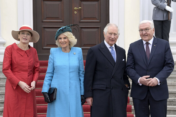 Карл III, его жена вместе с президентом Германии и его супругой