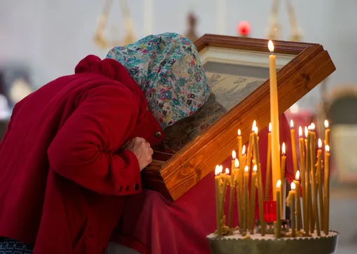 По правилам церковного этикета, в храме женщины должны покрывать голову платком