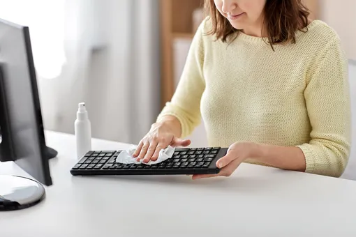 Девушка чистит клавиатуру