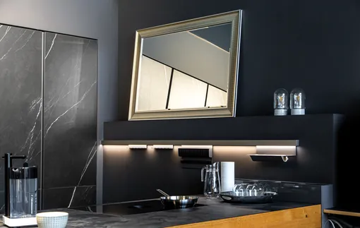 Зеркало в чёрной минималистичной кухне