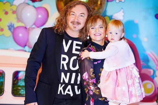 «Две красавицы»: Игорь Николаев показал, как его старшая дочь учит музыке трехлетнюю Веронику