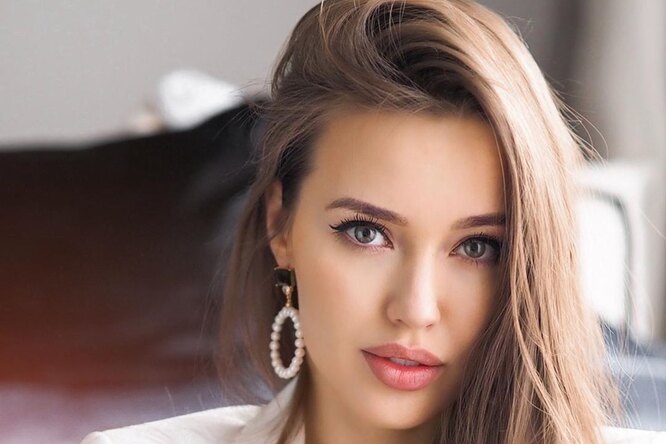 «Похожа на Джоли»: Анастасия Костенко показала себя 16-летнюю