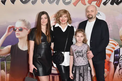 Елена Бирюкова с дочерьми и Илья Хорошилов