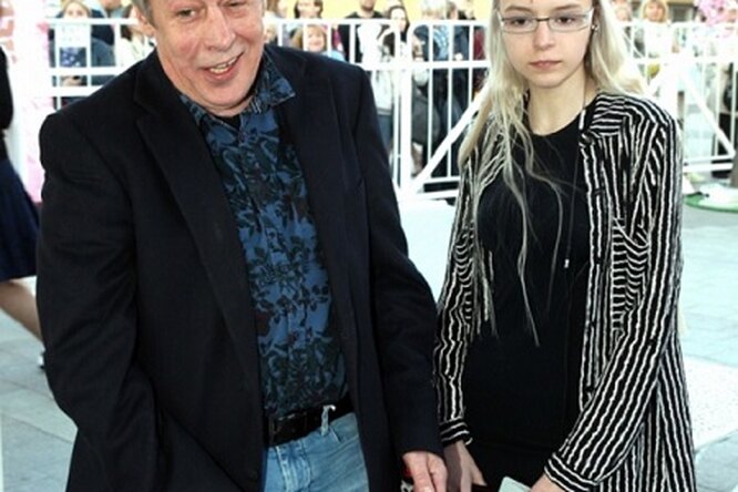 Дочь Михаила Ефремова удивила гостей «Кинотавра» сатанинским знаком на рюкзаке