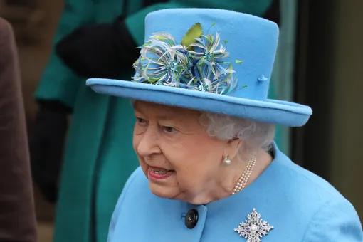 Королева Елизавета II молчаливо поддержала Гарри и Меган, надев на мессу «канадский подарок»