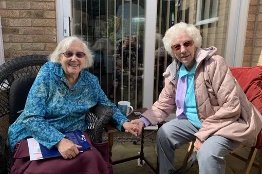 101-летние близняшки каждую неделю проезжают 130 км, чтобы увидеть друг друга
