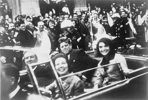 Джон Кеннеди с супругой незадолго до убийства