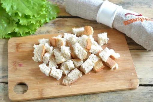 Как приготовить сухарики для салата «Цезарь»: пошаговый рецепт