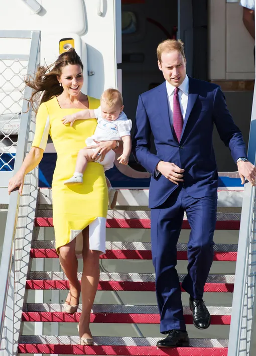 Принц Уильям и Кейт Миддлтон прибывают в Сидней, Австралия, со своим сыном принцем Джорджем в 2014 году