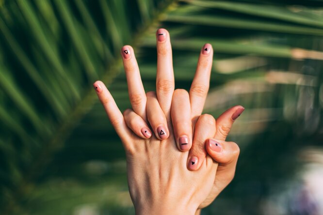 Новинки nail-дизайна — советы и рекомендации экспертов интернет-магазина gelendzhik-onlain.ru Как наносить магнитный гель-лак «Кошачий глаз»?
