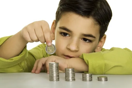 Ученые назвали возраст, в котором с детьми пора начинать говорить о деньгах