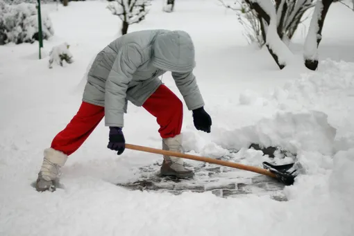 Чем опасна чистка снега на даче или вокруг дома