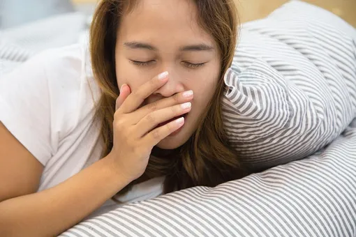 Девушка зевает, самые вредные привычки для здоровья