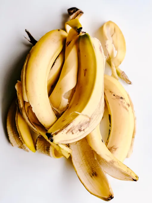 Бананы и банановая кожура фото