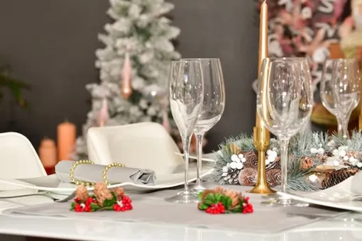 Розочки из колбасы и астры из картофеля: 5 простых способов эффектно украсить новогодний стол