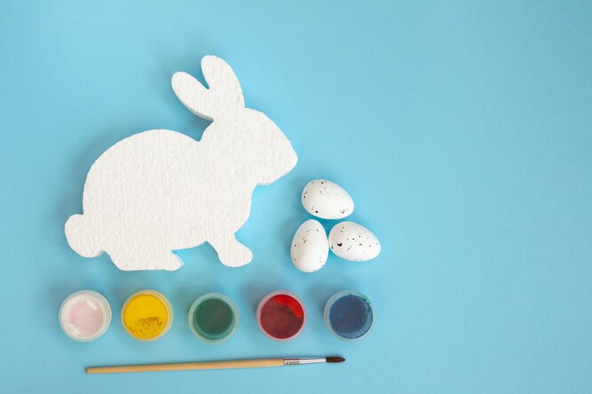 Краски и белый кролик и яйца для раскрашивания, подарок на Пасху ребенку