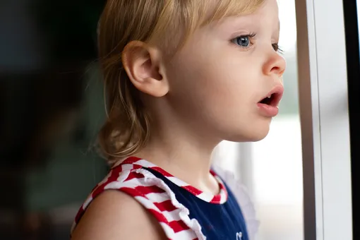 девочка смотрит в окно с открытым ртом