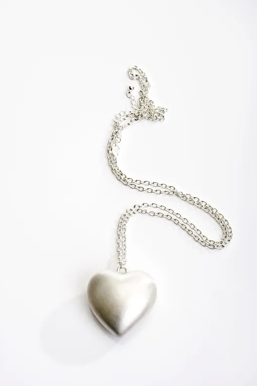серебряная подвеска в форме сердца на цепочке
