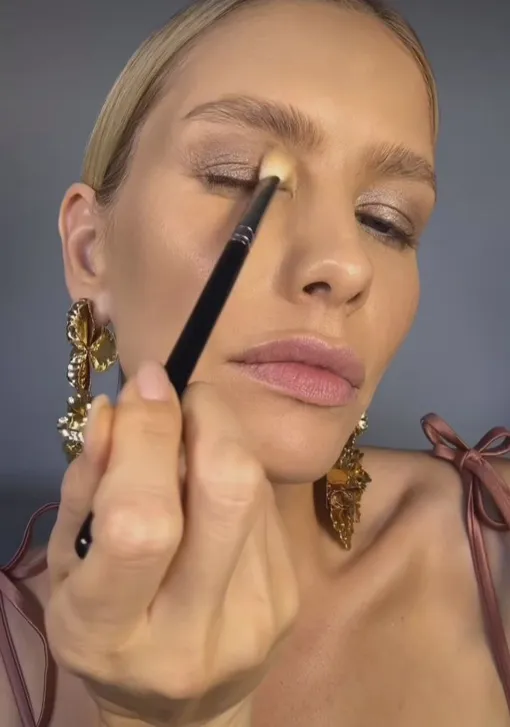 Третий шаг в технике макияжа Лены Перминовой