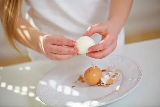 По народным приметам, скорлупу пасхальных яиц можно положить у изголовья кровати больного для скорейшего выздоровления