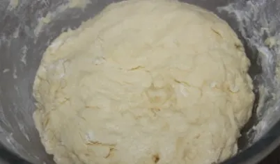 Как приготовить пирог с черникой? Сахар и масло взбить, добавить сметану, муку, разрыхлитель, вбить два яйца и замесить однородное тесто.