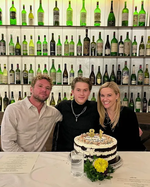 Дикон Филлипп на своё 18-летие с родителями Райаном Филлиппом и Риз Уизерспун