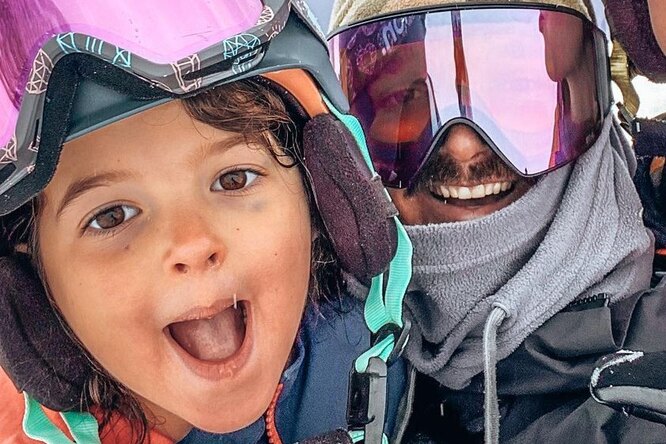 «Нереально». 5-летняя девочка катается на сноуборде лучше взрослых