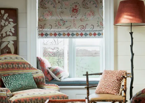 Как украсить комнату: оригинальные декоративные шторы на окне в спальне