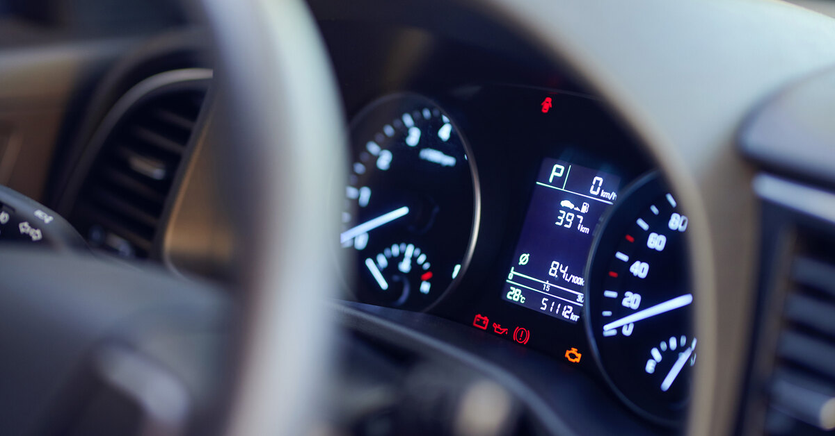 Что означают красные значки на панели приборов?