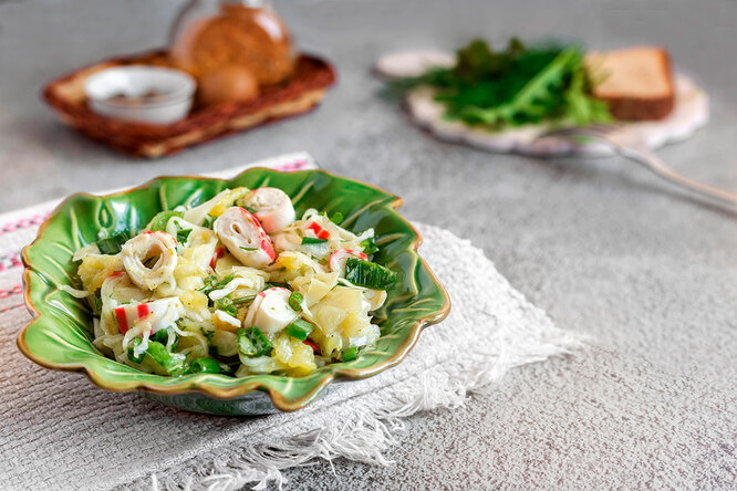 Салат с крабовыми палочками и огурцом Салат с крабовыми палочками и огурцом