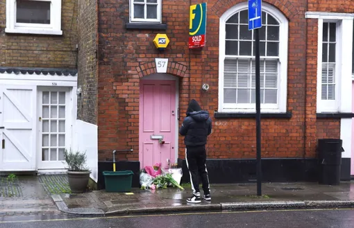 Жители Лондона и поклонники Кэролайн несут цветы к ее дому