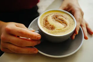 Чем полезен кофе с куркумой: врачи рассказали, почему вам стоит его попробовать