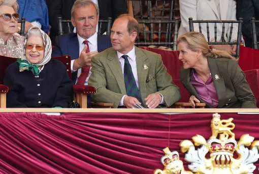 Королева Елизавета II, принц Эдвард, граф Уэссекский, и Софи, графиня Уэссекская, на Королевском конном шоу в Виндзоре 13 мая 2022 года