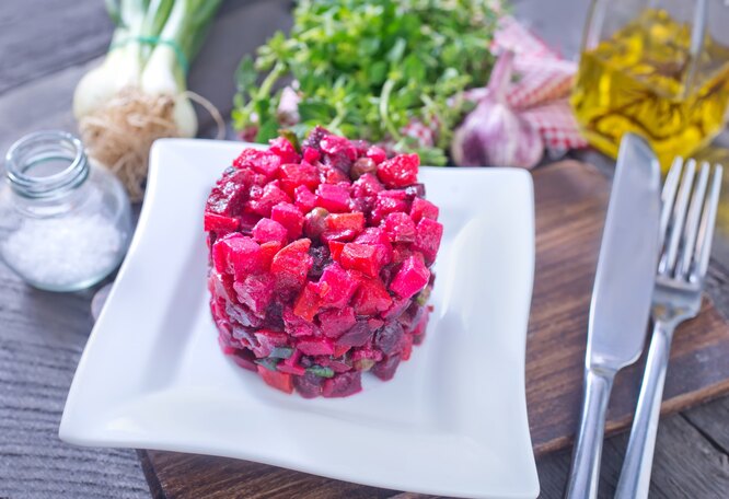 Салат с солёными огурцами и свёклой Салат с солёными огурцами и свёклой