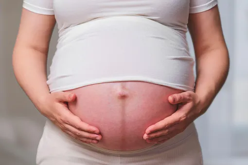 Тёмная полоса на животе во время беременности: почему появляется и что означает