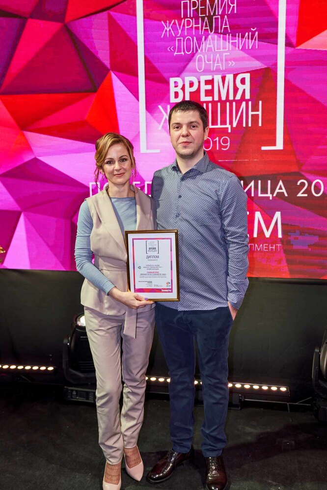Исполнительный Директор компании Земдевелопмент Таланов Константин и победительница Александра Фешина