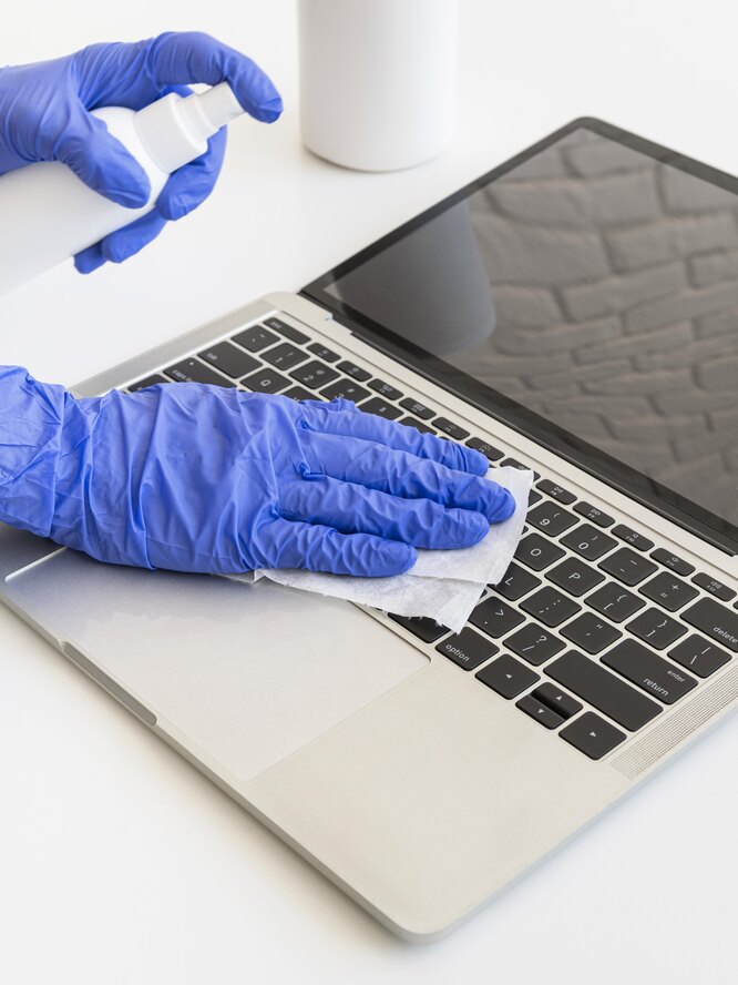 протирать телевизор. чистка ноутбука. чистка экрана монитора. для очистки монитора. ноутбук.