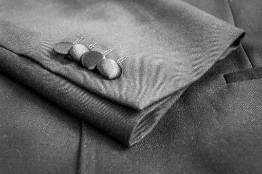 Тканевые пуговицы на рукаве пиджака
