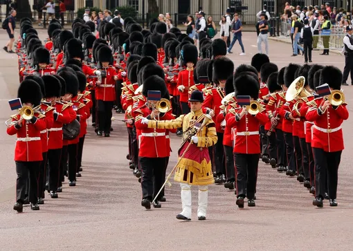 В честь дня рождения Елизаветы II проводили парад Trooping the Colour и