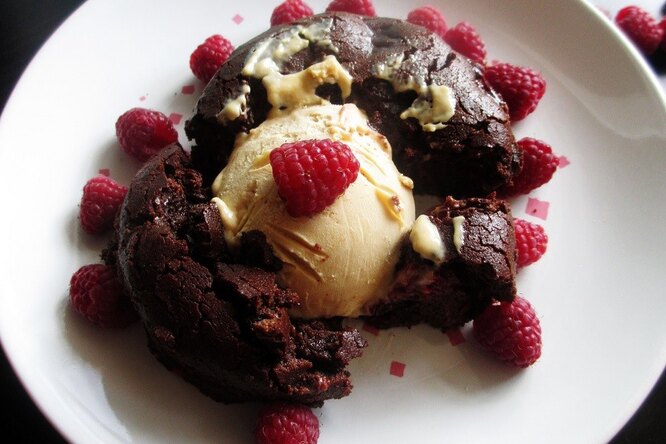 Шоколадное пирожное с малиной и арахисовым мороженым