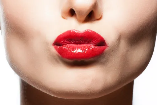 Простой способ снять стойкую помаду и позаботиться о красоте губ