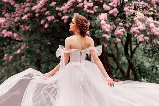 Самые модные свадебные платья-2024: 8 деталей, от которых дизайнеры без ума этой весной